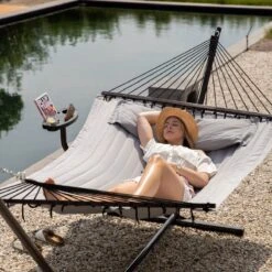 Vita5 Hangmat Met Standaard En Spreidstok – 2 Persoons – Incl. Bekerhouder - Afneembaar Kussen – Uv-bestendig – Lichtgrijs 26 Vita5 Hangmat Met Standaard En Spreidstok – 2 Persoons – Incl. Bekerhouder - Afneembaar Kussen – Uv-bestendig – Lichtgrijs -Camping Series Winkel 1200x1200 442