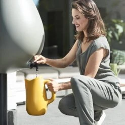 Elho Pure Raindrop 70L - Geel/Oker -Camping Series Winkel 1200x1200 749