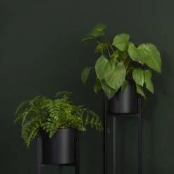 QUVIO Plantenstandaard Binnen - Inclusief Pot - Staande Plantenbak - Metaal - Bloempot - 22 X 22 X 60 Cm - Zwart -Camping Series Winkel 1200x1200 823