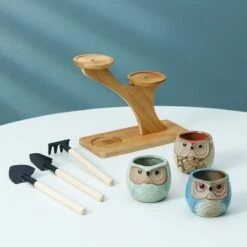 Luxe Bamboe Houten Boom Met 3 Keramiek Uil Bloempotten/Plantenpotten Op Standaard/Voet Voor Binnen En Buiten - Modern Design Bloempot/Plantenpot Op Poten/Pootjes-Plantenbak Mini Cactus Nep Plant Pot Houder - Kleine Bloembakken Plantenrek/Plantenkurk -Camping Series Winkel 1200x1200 856
