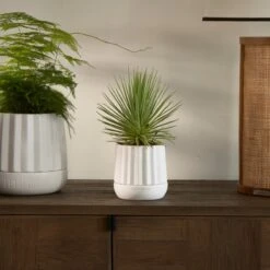 Riviera Maison Plantenbak Rond, Bloempot Met Ribbel - RM Let It Grow Planter - Wit - Porselein - Maat S -Camping Series Winkel 1200x1200 858