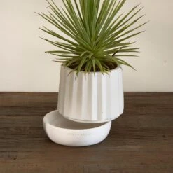 Riviera Maison Plantenbak Rond, Bloempot Met Ribbel - RM Let It Grow Planter - Wit - Porselein - Maat S -Camping Series Winkel 1200x1200 859