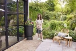 Elho Green Basics Regenton Plus 105 - Regenton Voor Kweken En Oogsten - Ø 58.4 X H 80.4 Cm - Zwart/Living Black 10 Elho Green Basics Regenton Plus 105 - Regenton Voor Kweken En Oogsten - Ø 58.4 X H 80.4 Cm - Zwart/Living Black -Camping Series Winkel 1200x801 4