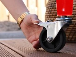 AXI Retro Cooler Rood - Koeler Met Wielen - 76L Inhoud - Koelbox Met Aftapkraan -Camping Series Winkel 1200x900